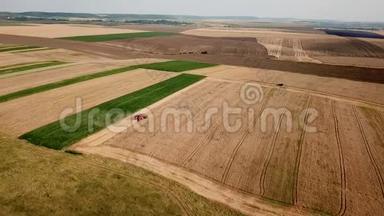 现代联合收割小麦的空中景观。 <strong>田间劳动</strong>的收割者