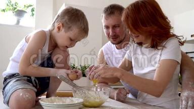 小儿子在做饭的时候帮助妈妈慢动作