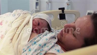 一个新生婴儿躺在医院里一位幸福的母亲的<strong>乳房</strong>上。 人生的第一分钟。