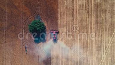 <strong>联合</strong>收割机在农村的大麦田工作，空中无人机视野