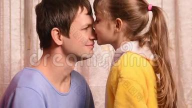 五岁的女儿吻了吻父亲的鼻子，竖起大拇指，然后他们就很有趣地互相碰了碰额头