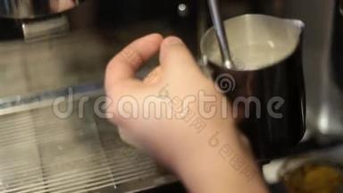 咖啡师为拿铁或卡布奇诺蒸牛奶