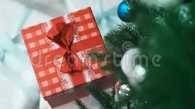 圣诞树下的小红礼盒