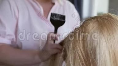 美容师在美容工作室做染发，专业染发和护发，美容业务