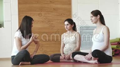 私人教练为孕妇提供健身建议