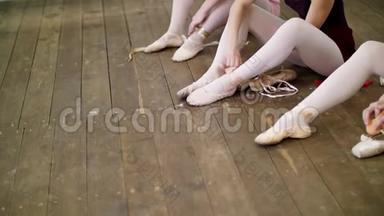 近一点，<strong>芭蕾</strong>舞女演员把鞋子换成特殊的<strong>芭蕾</strong>舞鞋，尖角鞋，在一个旧的<strong>芭蕾</strong>舞带上的花边