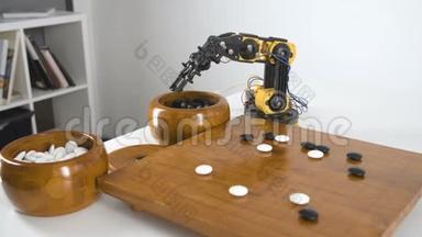 机器人手臂与玩中国<strong>围棋</strong>游戏。 智能机械手实验。 工业机器人模型。