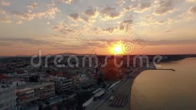 日出时海岸度假小镇的空中景象。 Nea Kallikratia，希腊