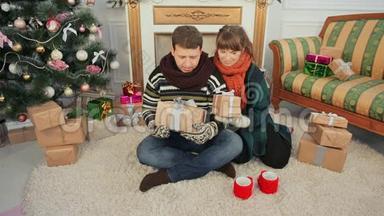 一对年轻夫妇为观众送礼物给相机。 圣诞节和新年主题。