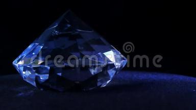 钻石在黑<strong>布展</strong>示背景上闪闪发光。