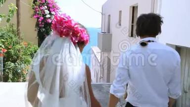 结婚纪念日。 新娘和新郎在一条鲜花盛开的美丽街道上出海。