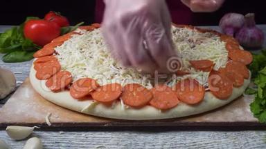 披萨艺术。 披萨的制作过程.. 框架。 新鲜的意大利生披萨，传统风格的准备。 手