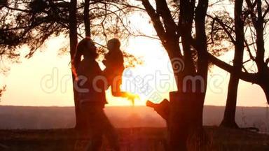 爸爸和女儿在日落时玩耍
