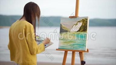 抽象的风景油画和女画家在工作。 创意人士