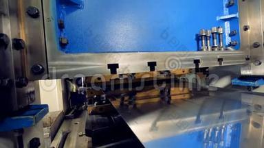工业液压机上的特写金属冲压<strong>工艺</strong>。 4K.