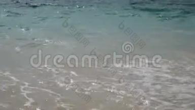4K. 柔和的海浪与声音，清澈的海水在白沙滩上与复制空间面积。 夏日海滨
