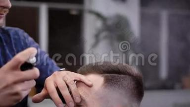 理发店的一位客人来到理发店，为了改变他的形象，理发师用喷发剂制作了一个