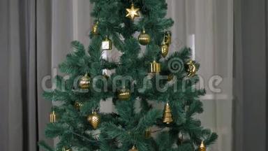 在家客厅旋转圣诞树。 金色装饰的Firtree旋转。 旋转圣诞节的运<strong>动效</strong>应
