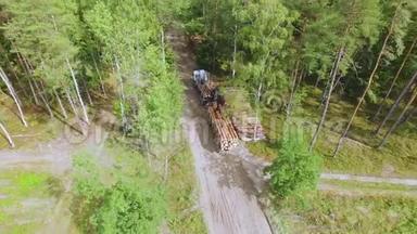 砍伐森林。 液压装载机叉车将原木装载到拖车上。 在森林里把木材或木材装进卡车
