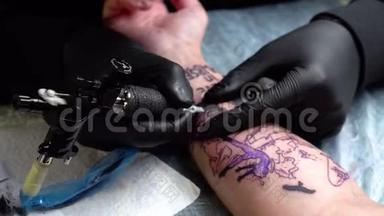 纹身师用纹身机做纹身