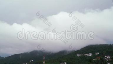 泰国的薄雾笼罩着群山