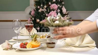 餐厅理念。新年快乐圣诞大餐桌。庆典桌装饰。。水果片、奶酪