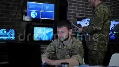 在军事基地，为手提电脑工作，