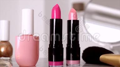 化妆用品、化妆台上的化妆用品、口红、刷子、睫毛膏、指甲油用于豪华美容的粉末