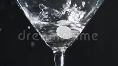 橄榄落入杯中，马提尼慢动作，每秒240帧，酒后尾，慢动作食物
