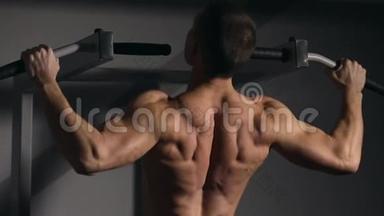 折叠式男子在健身房进行拉UPS特写。 你可以看到所有的肌肉。
