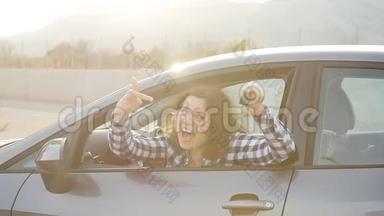 女司机带着车钥匙笑着开她的<strong>新</strong>车