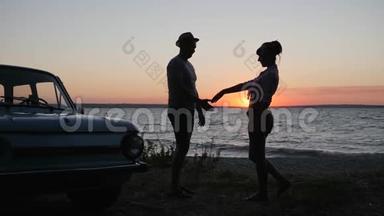 在夕阳西下的河堤上亲吻快乐的双吻，在夏日的海滨度过年轻夫妇的周末，