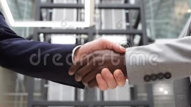 多文化商人在工作场所签订合同时握手