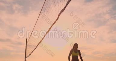 沙滩<strong>排球比赛</strong>女孩在日落时在沙滩上缓慢地击球。