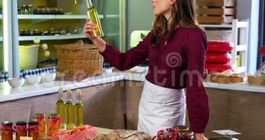 女职员在柜台上摆放橄榄、蜜饯和橄榄油