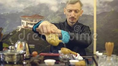 <strong>中国传统</strong>。 师父在仪式上喝茶