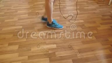 运动的女人`双腿穿着蓝色运动鞋跳绳-33秒