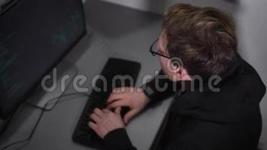 专业的IT专家使用强大的计算机<strong>升级</strong>间谍软件。 黑客在键盘上打字很快。 创造