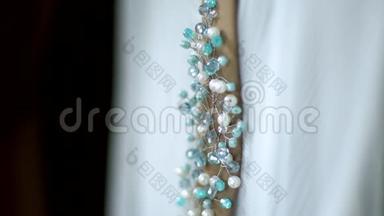 用金属丝和水晶手工制作的婚礼装饰。