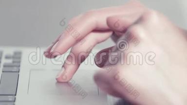 女人的手在便携式电脑上用<strong>触控</strong>板