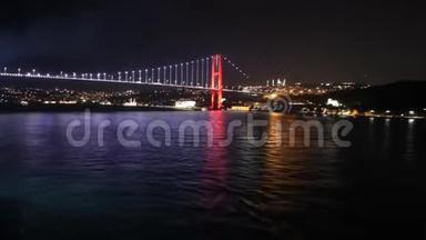 晚上从伊斯坦布尔`的大桥<strong>启航</strong>