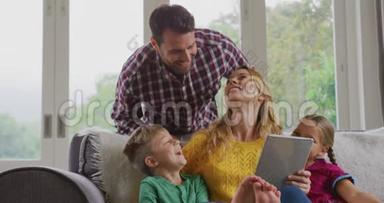 家庭使用数码平板电脑在沙发上舒适的家4k