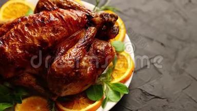 烤全鸡或火鸡，用白色陶瓷盘子配上橙子