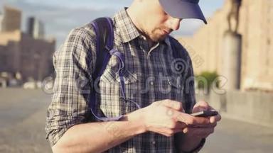 一个年轻人站在市中心，在电话里写着一条短信。 4K，3840x2160。 高清高清
