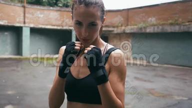 美丽的混合赛跆拳道女子训练在雨下户外。 劲爆健身拳系列