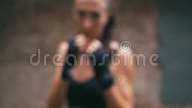 美丽的混合赛跆拳道女子训练在雨下户外。 <strong>劲爆</strong>健身拳系列