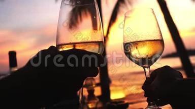 在令人惊叹的日落时分，用白葡萄酒夹着酒杯。 高清，1920x1080。 慢动作