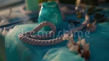 装饰在海洋风格的婚礼桌上