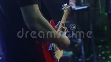 吉他手在现场音乐会上，一个人弹吉他，一场现场表演，他在舞台上演奏，音乐小组
