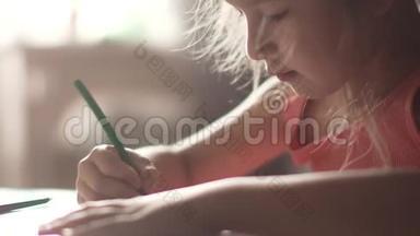 毛茸茸的小女孩用蜡笔画画。 <strong>清晨阳光下</strong>的小女孩